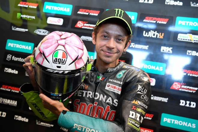スペシャルヘルメットをお披露目したバレンティーノ・ロッシ（ペトロナス・ヤマハSRT）／2021MotoGP第14戦サンマリノGP
