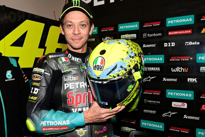 スペシャルヘルメットをお披露目したバレンティーノ・ロッシ（ペトロナス・ヤマハSRT）／2021MotoGP第16戦エミリア・ロマーニャGP