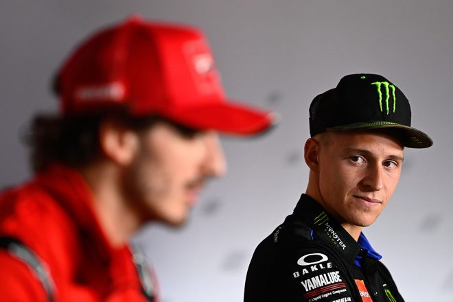 フランセスコ・バニャイアを見つめるファビオ・クアルタラロ／2021MotoGP第16戦エミリア・ロマーニャGP