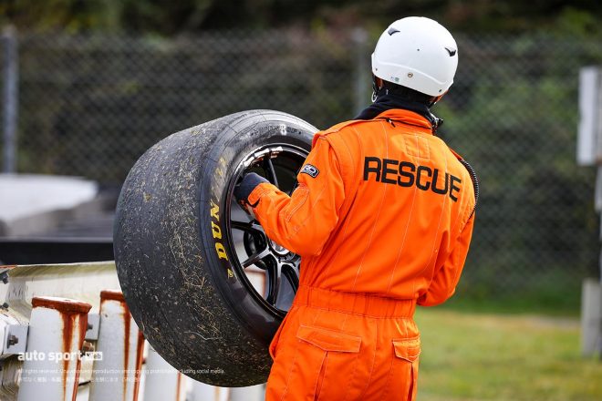 オフィシャルの手で回収されるRed Bull MOTUL MUGEN NSX-GTのホイール