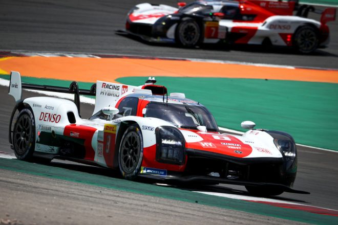 小林可夢偉組7号車を9ポイント差で追いかけるセバスチャン・ブエミ／中嶋一貴／ブレンドン・ハートレー組8号車トヨタGR010ハイブリッド