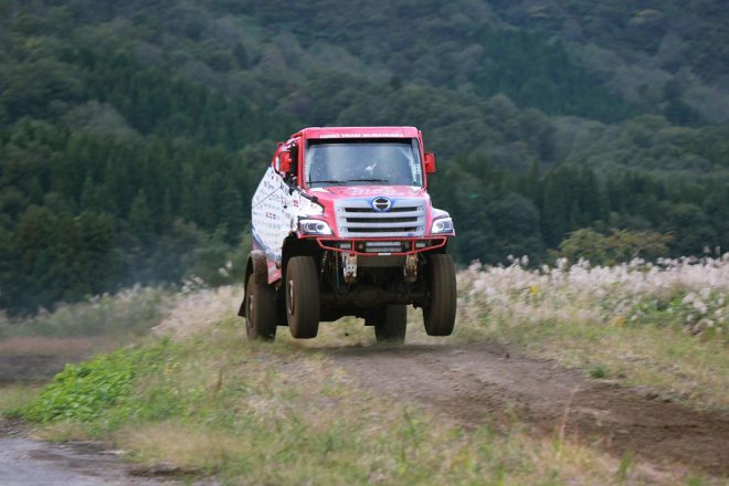 エンジンで800PS、電気モーターで280PS、ハイブリッドシステム合計1080PSの最高出力を誇る日野の新型ダカール参戦車両