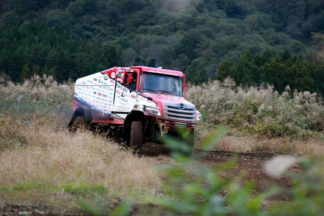 開発テストを行う日野600ベースの新型ハイブリッドマシン