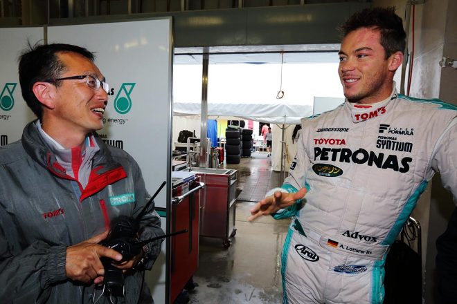 東條氏とアンドレ・ロッテラー（2013年スーパーフォーミュラ）