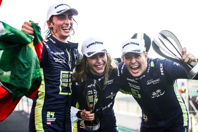 チームの母国ラウンドでの表彰台獲得に笑顔を見せる24号車オレカ07（アルガルベ・プロ・レーシング）のフェルディナンド・ハプスブルク／ソフィア・フローシュ／リチャード・ブラッドレー組