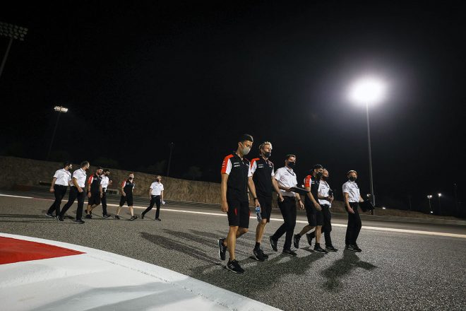 トラックウォークをするトヨタGAZOO Racingのドライバーとスタッフ