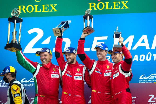 コム・レドガー、アレッサンドロ・ピエール・グイディとともに2021年のル・マン24時間レースでクラス優勝を飾ったジェームス・カラド（左からふたりめ）