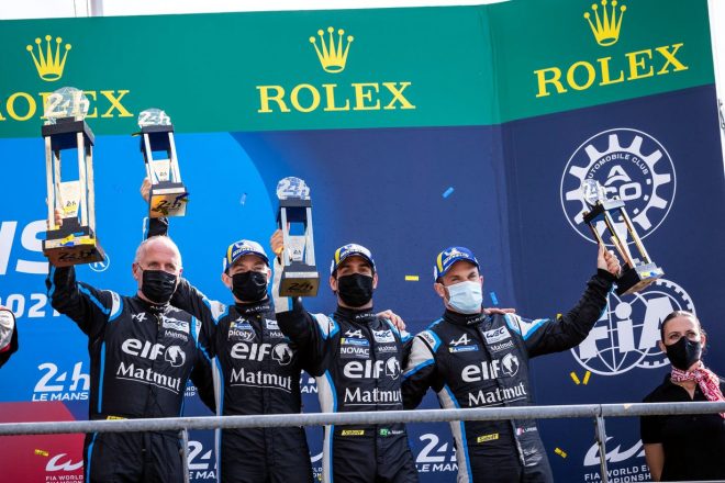 2021ル・マン24時間レースで総合3位表彰台を獲得したアルピーヌ・エルフ・マットミュート。左からフィリップ・シノー代表、マシュー・バキシビエール、アンドレ・ネグラオ、ニコラ・ラピエール