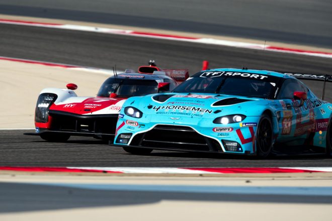 LMGTEアマクラスを制した33号車アストンマーティン・バンテージAMR（TFスポーツ）と、ハイパーカークラスの勝者となった7号車トヨタGR010ハイブリッド（TOYOTA GAZOO Racing）　2021年WEC第5戦バーレーン6時間レース