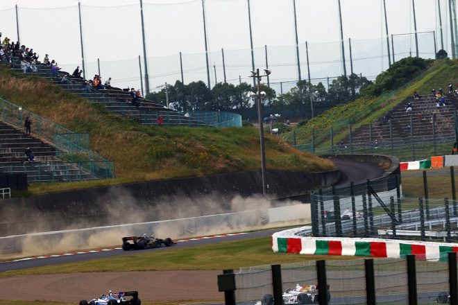 野尻とホイール・トゥ・ホイールのバトルの末、コースサイドに飛び出すこととなった大湯都史樹（TCS NAKAJIMA RACING）