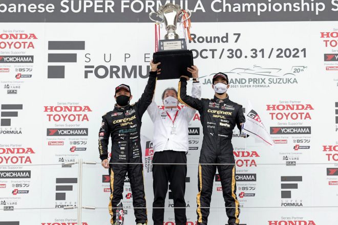 チームタイトルを獲得したcarenex TEAM IMPULの(左から)関口雄飛、星野一義監督、平川亮