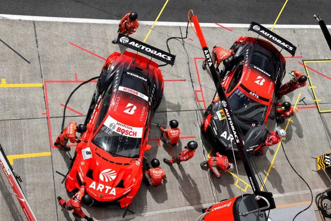 スーパーGTは『チーム戦』であり、ドライバーだけの力では勝てない。だからこそ勝利後のコメントで「チームのおかげ」という言葉が出てくる。