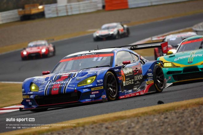 後半スティント途中から、井口は背後の52号車を封じ込める走りを強いられる