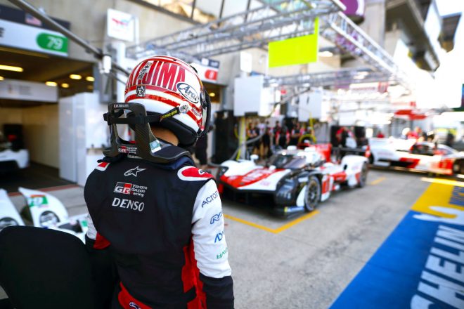 トヨタGR010ハイブリッドを見つめる中嶋一貴（TOYOTA GAZOO Racing）