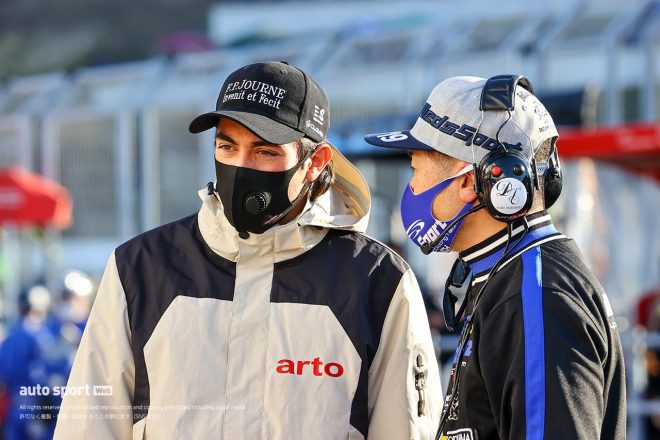 スーパーGT第7戦もてぎ　WedsSport ADVAN GR Supraの坂東正敬監督と話すジュリアーノ・アレジ