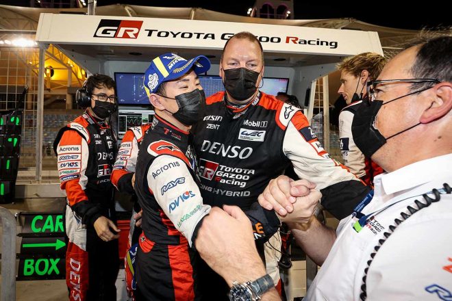 ドライバーズタイトル獲得を喜ぶ7号車GR010ハイブリッドの小林可夢偉