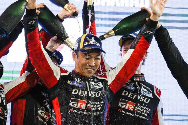 2021年WEC第6戦バーレーン、勇退レースでの勝利を喜ぶトヨタGAZOO Racingの中嶋一貴