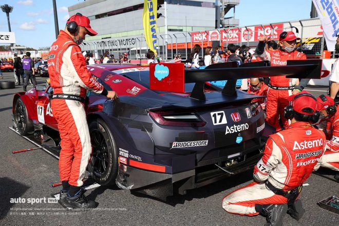 ウオームアップ走行で追突を受け、グリッド上でリヤセクションの修復を行なったAstemo NSX-GT