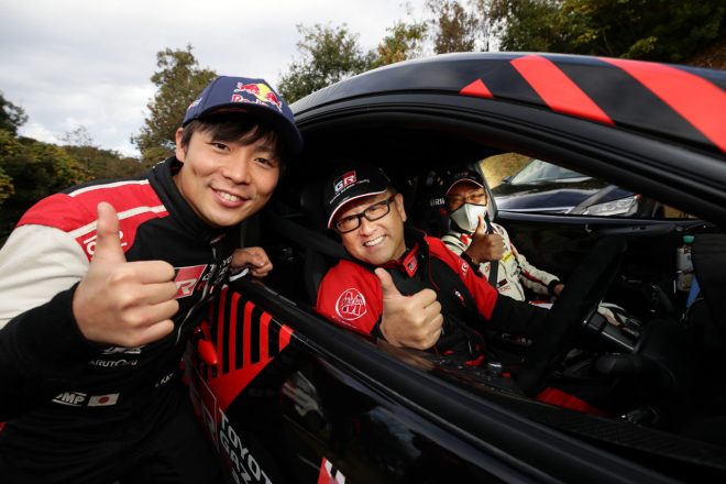 勝田貴元（左）とTGRラリーチャレンジに参戦したモリゾウ／勝田範彦組