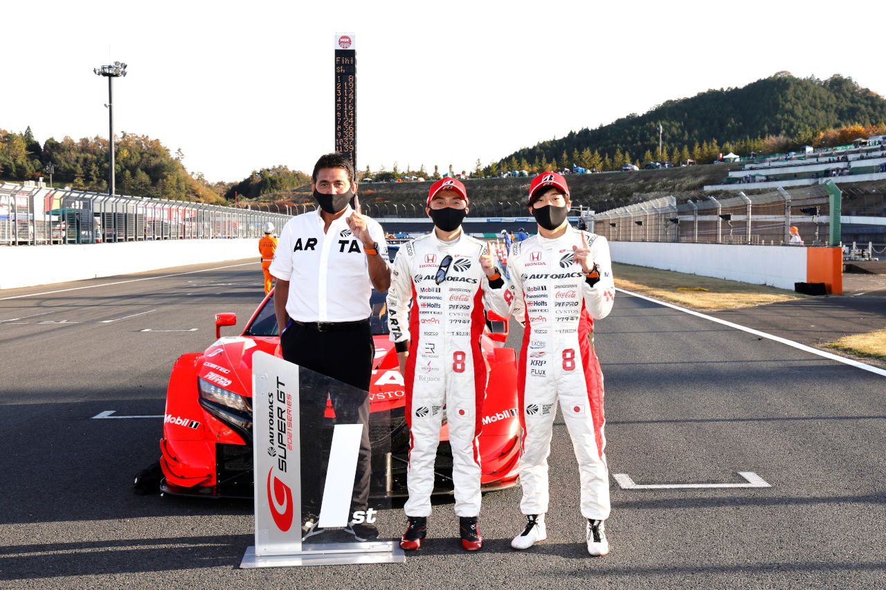 優勝したARTA NSX-GTの鈴木亜久里監督、野尻智紀、福住仁嶺