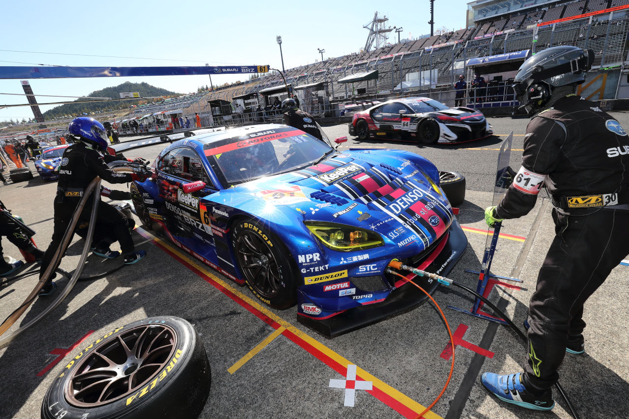 レース半ばにピットインし、山内英輝から井口卓人にドライバー交代したSUBARU BRZ R&D SPORT