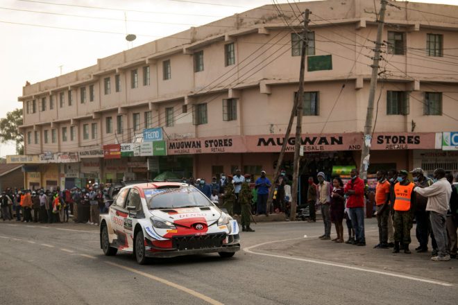 リエゾンと呼ばれる移動区間ではラリーカーも一般公道を走行する。写真は2021年WRC第6戦サファリー・ラリー・ケニアから