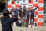 WRCの表彰台を模した顔出しパネルも設置されている。優勝ドライバー気分で写真に収まってみよう