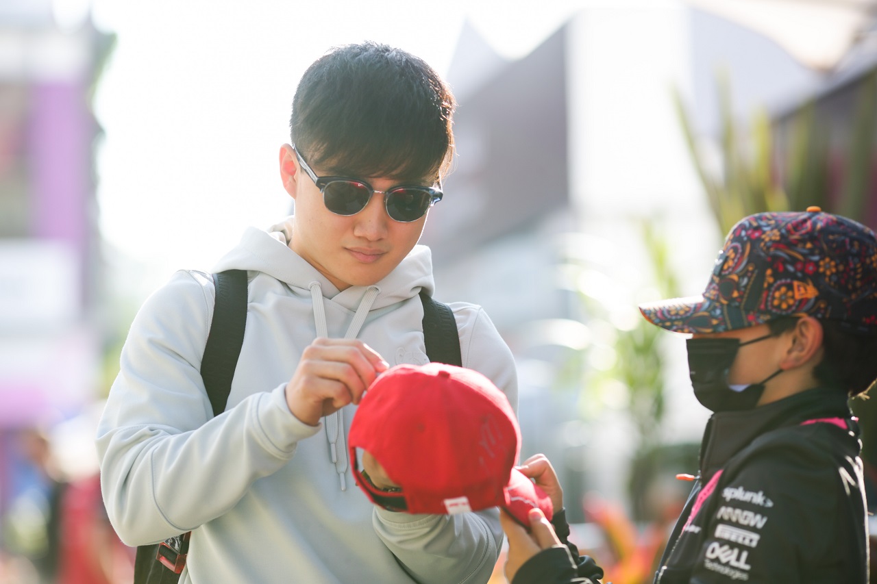 2021年F1第18戦メキシコGP　ファンのためにサインをする角田裕毅（アルファタウリ・ホンダ）