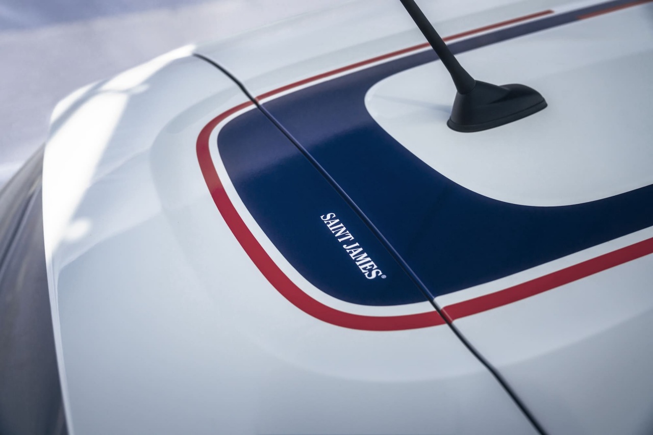 ルーフに青、赤、白のトリコロールと“SAINT JAMES“のロゴが入ったステッカーを採用