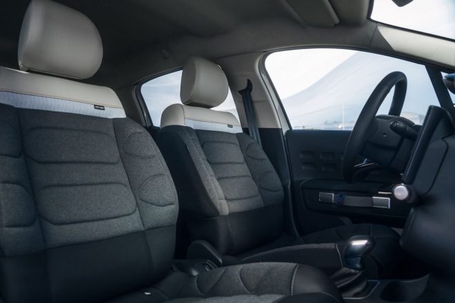 専用ファブリック／テップレザーのシートは、赤のステッチと“SAINT JAMES”のタグがアイキャッチとなっている