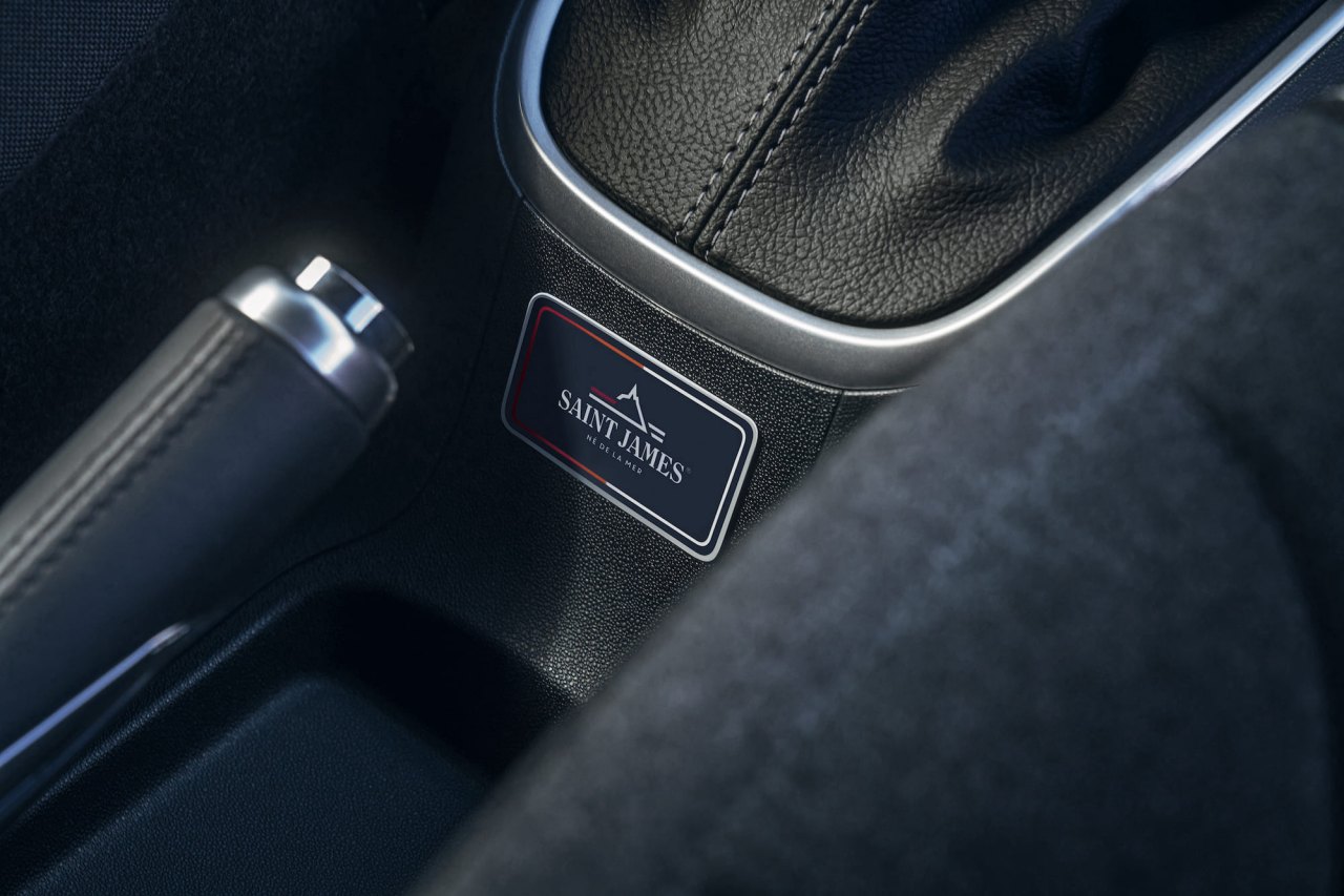 センターコンソールシフトレバー下にも“SAINT JAMES”のバッジを添付。青と赤のドアハンドルアクセントも追加された
