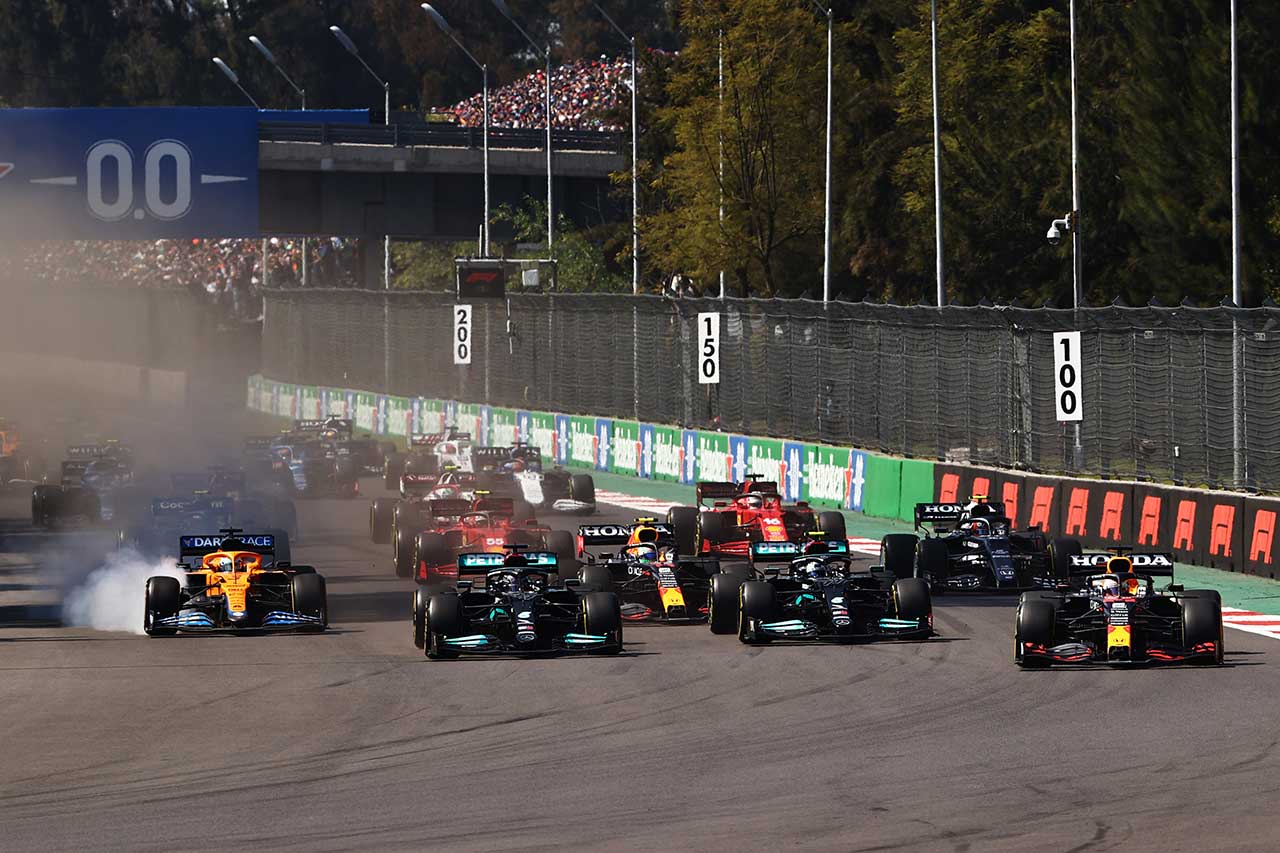 2021年F1第18戦メキシコGP　スタート直後にメルセデス2台をかわすマックス・フェルスタッペン（レッドブル・ホンダ）