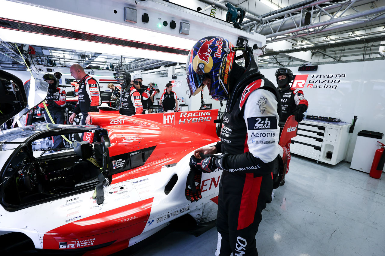 11月7日にバーレーンで行われたWECルーキーテストに参加したセバスチャン・オジエ。トヨタGR010ハイブリッドを初ドライブした。