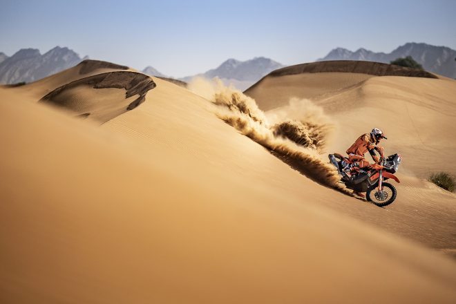 KTM 450 RALLYを駆りダカールラリー参戦の準備を進めるダニロ・ペトルッチ