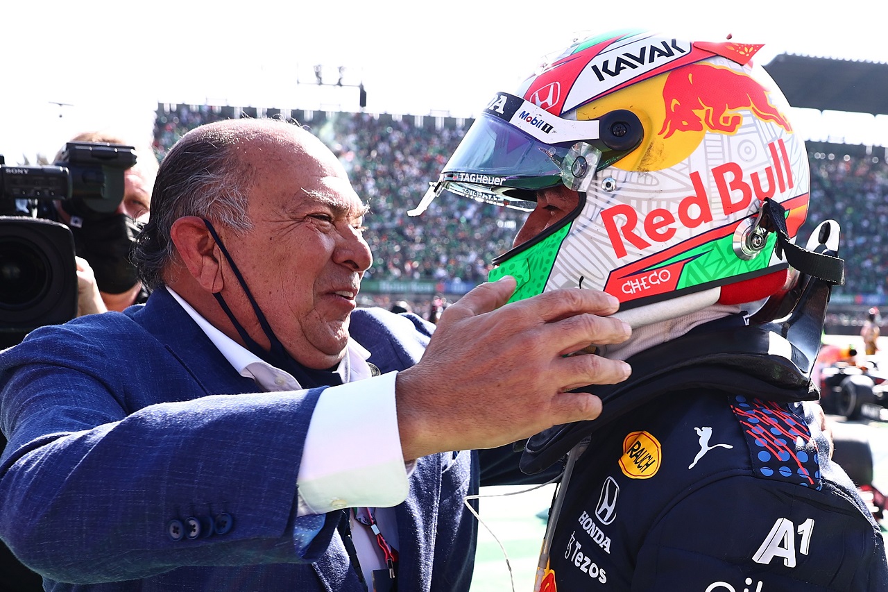 2021年F1第18戦メキシコGP　3位セルジオ・ペレス（レッドブル・ホンダ）を祝福するペレスSr.