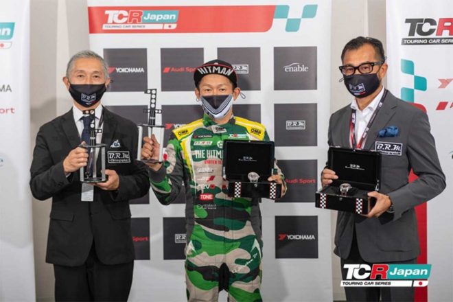 HIROBONにはB.R.M特製腕時計とトロフィーが贈呈された