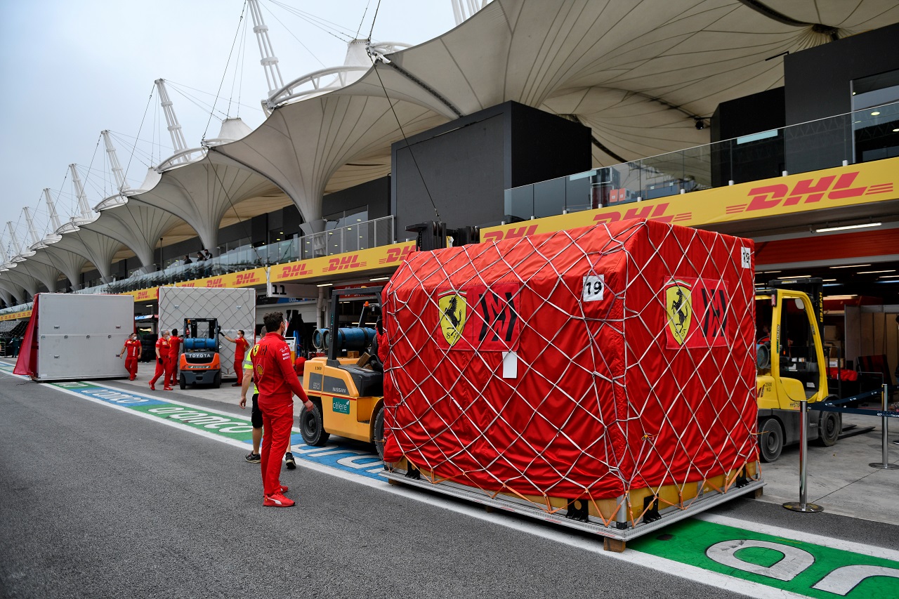 2021年F1第19戦ブラジルGP木曜　フェラーリのガレージに届いた貨物