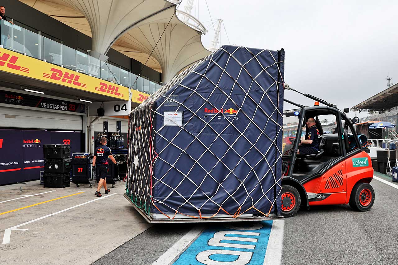 2021年F1第19戦ブラジルGP　荷物の搬入を行うレッドブル・ホンダ