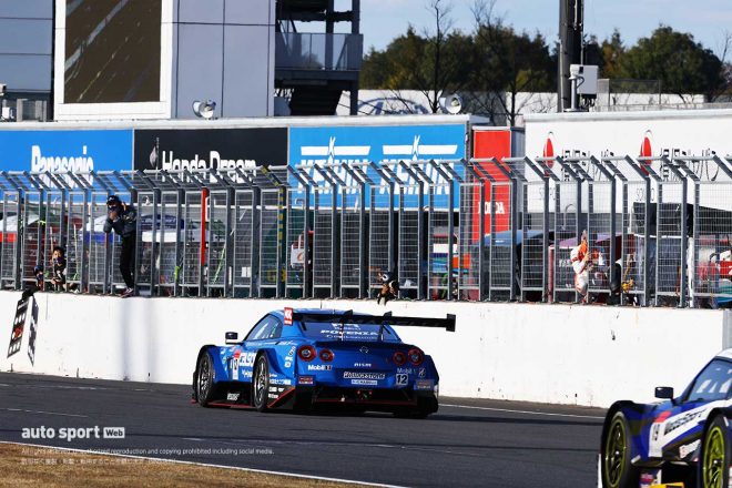 チェッカー目前、スローダウンするカルソニック IMPUL GT-Rの背後に迫るWedsSport ADVAN GR Supra