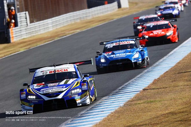序盤、2番手カルソニック IMPUL GT-Rとのギャップを広げるも、2度のフルコースイエロー（FCY）が戦局を一変する