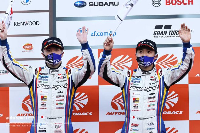 今季2度目の2位表彰台を獲得した国本雄資と宮田莉朋（WedsSport ADVAN GR Supra）