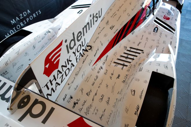 ラストレースとなるプチ・ル・マン用の特別カラーリングとして、マツダファンのサインがデザインに組み込まれた55号車マツダRT24-P