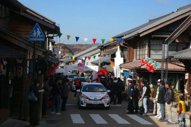 岩村本通りの古い町並みとラリーカーのコントラスト。写真は2018年のL1ラリーin恵那の様子。この時も大勢の観客が訪れた