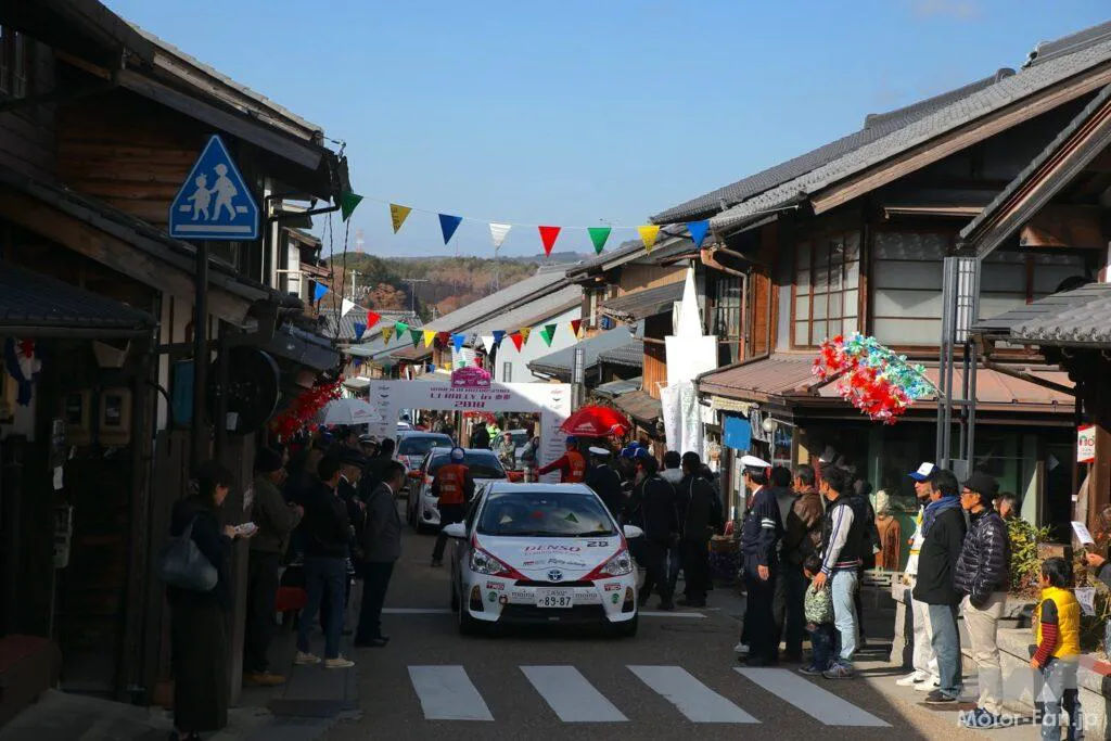 岩村本通りの古い町並みとラリーカーのコントラスト。写真は2018年のL1ラリーin恵那の様子。この時も大勢の観客が訪れた