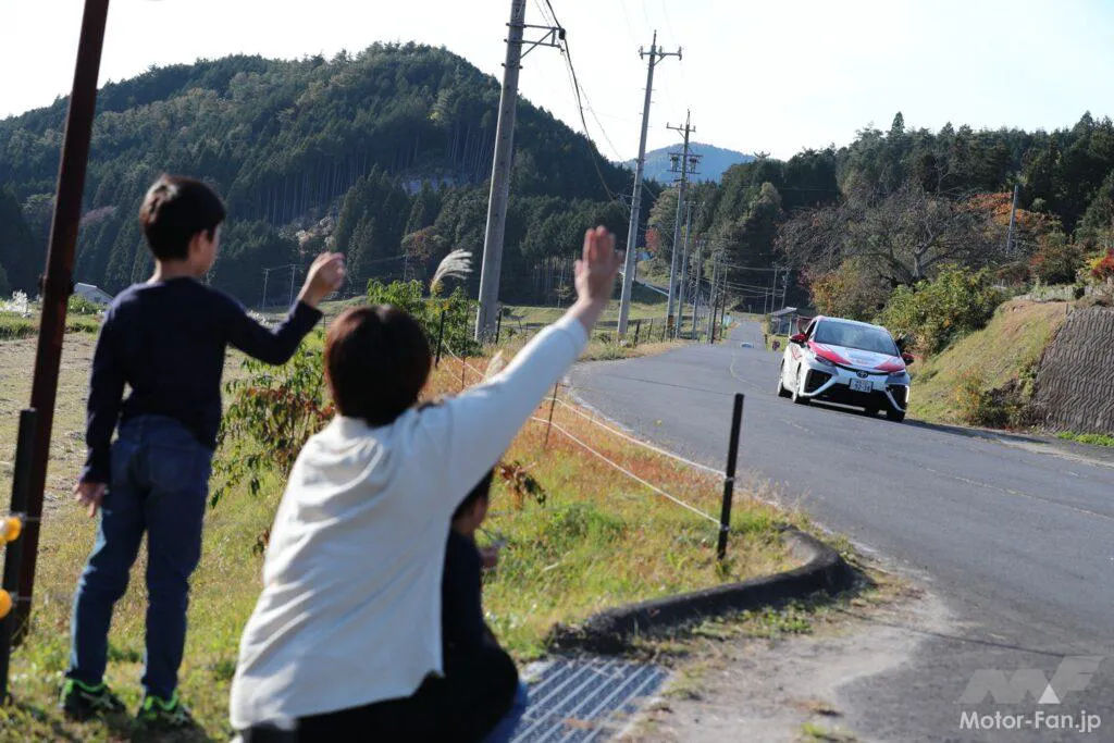タイミングがよければ選手が手を振り返してくれることも。今年のセントラルラリーでもこうした光景がそこかしこで見られるかもしれない（写真は2019年のセントラルラリー）