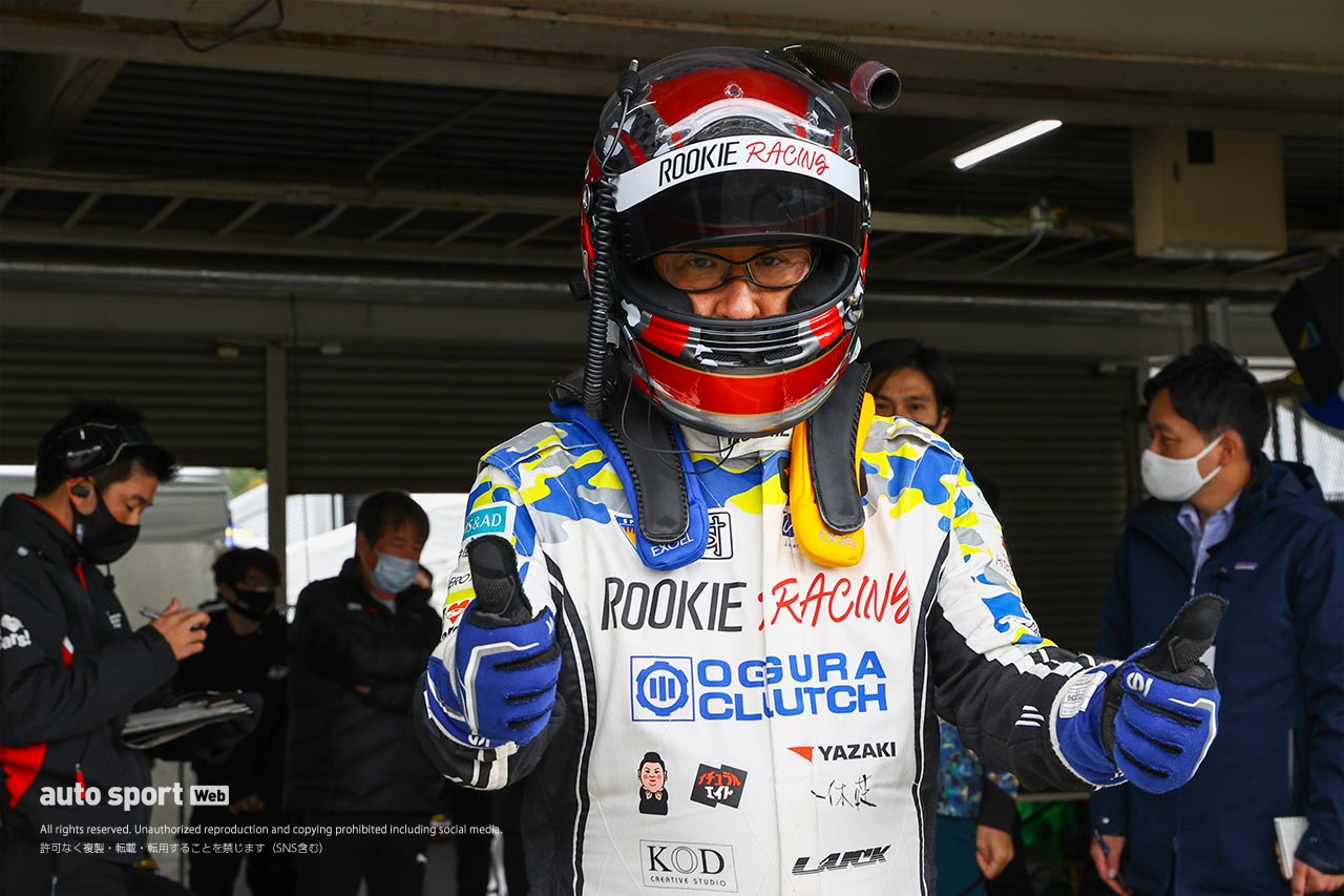 アタック前にサムアップをみせるORC ROOKIE Corolla H2 conceptのモリゾウ