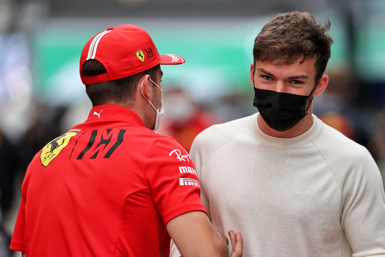 2021年F1第19戦ブラジルGP　ピエール・ガスリー（アルファタウリ・ホンダ）とシャルル・ルクレール（フェラーリ）