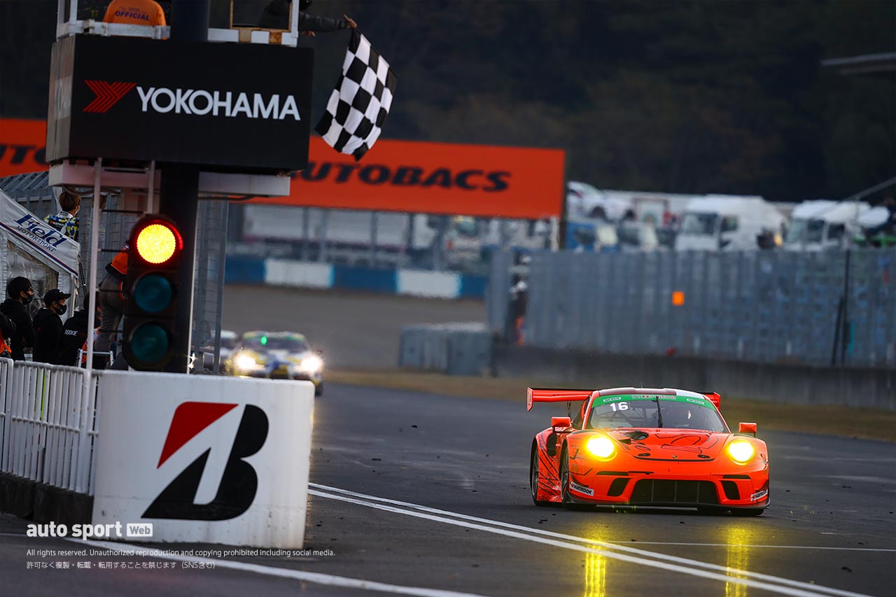 トップチェッカーを受けた16号車ポルシェセンター岡崎911GT3R