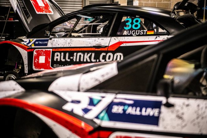 今季は元DTMドイツ・ツーリングカー選手権“2冠”のティモ・シャイダーをエースに、女性ドライバーのマンディ・アウグストを起用した