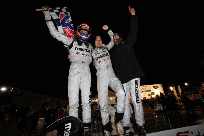 優勝した55号車マツダRT24-Pの上に立ち、喜びを爆発させたマツダ・モータースポーツのドライバーたち。左からハリー・ティンクネル、オリバー・ジャービス、ジョナサン・ボマリート